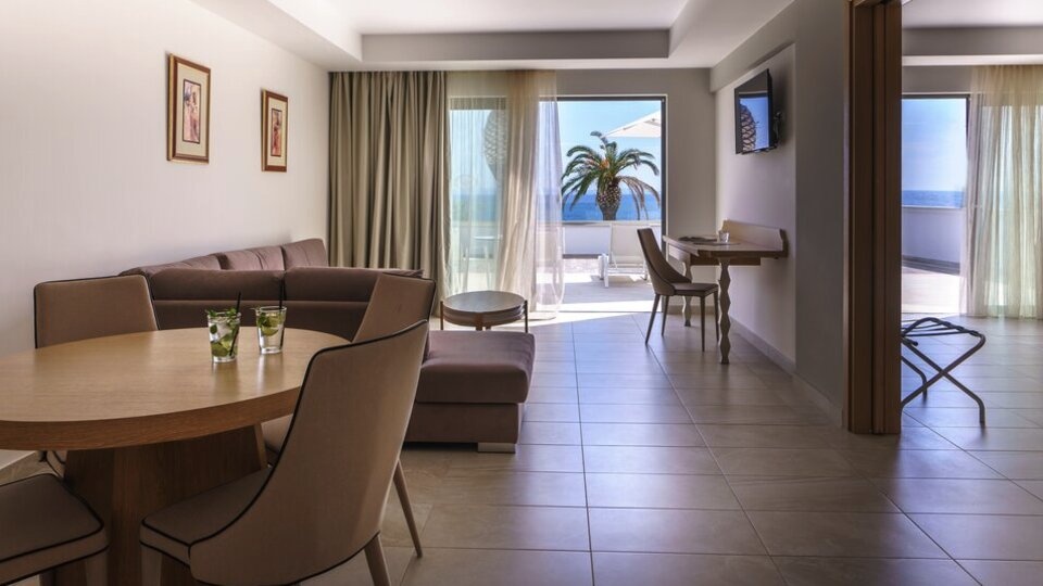 One Bedroom Family Suite Sea View