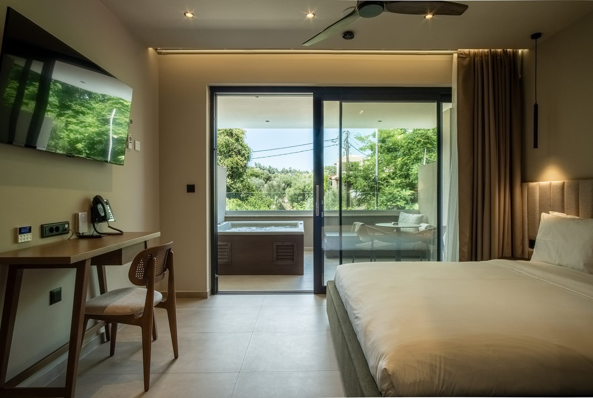 Junior Suite with outdoor hot tub